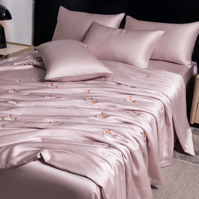 91家纺网 家纺一手货源 找家纺 梦镜家纺 2025新款A类水洗真丝夏被四件套-腊肠狗 腊肠狗紫色