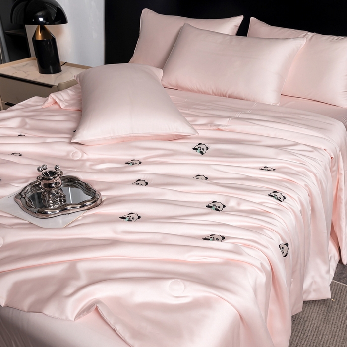 91家纺网 家纺一手货源 找家纺 梦镜家纺 2025新款A类水洗真丝夏被四件套-熊猫 熊猫粉色