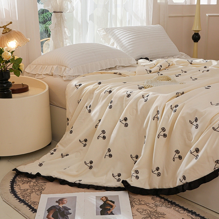 91家纺网 家纺一手货源 找家纺 薇玛仕 2025新款韩版宽边水洗棉大豆夏被赫本风亲肤柔软夏季薄被子 赫本-小樱桃