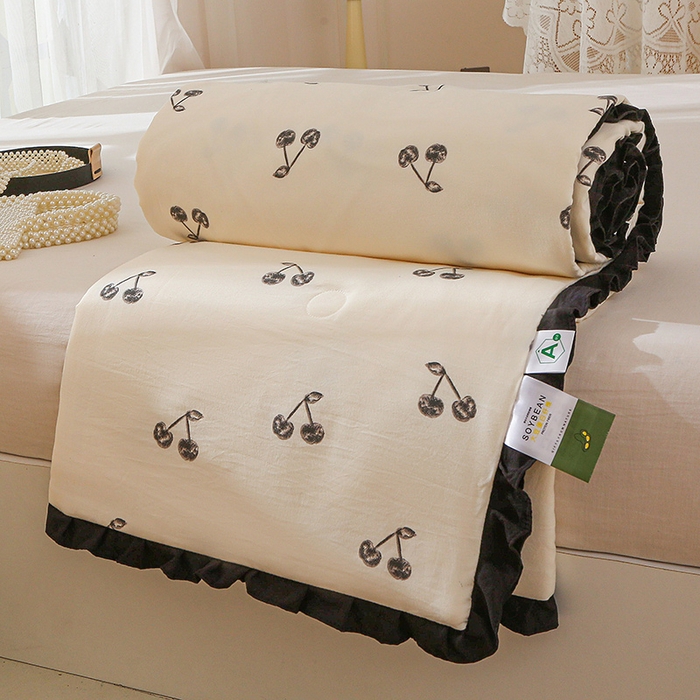 91家纺网 家纺一手货源 找家纺 薇玛仕 2025新款韩版宽边水洗棉大豆夏被赫本风亲肤柔软夏季薄被子 赫本-小樱桃