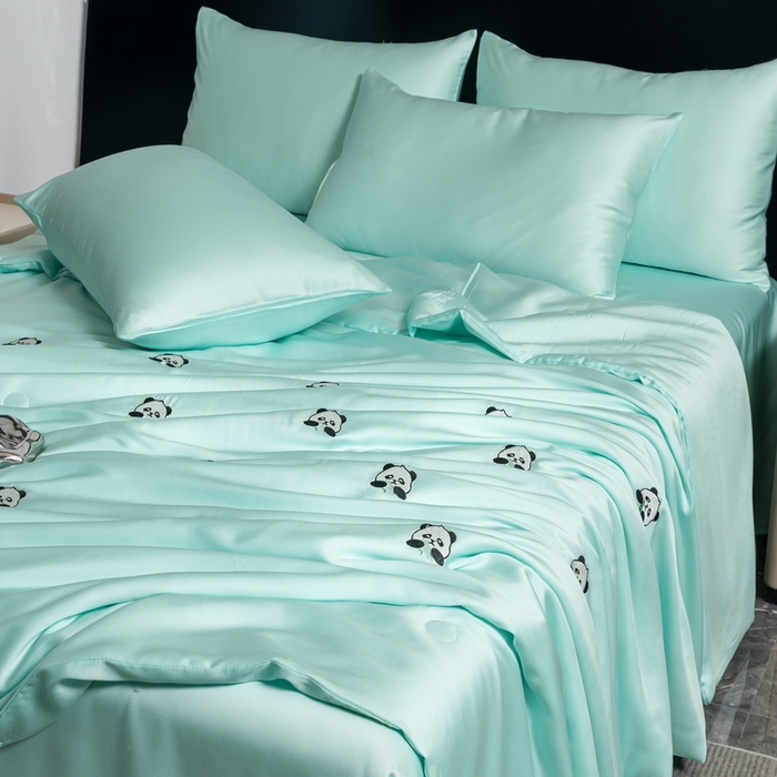 91家纺网 家纺一手货源 找家纺 梦镜家纺 2025新款A类水洗真丝夏被四件套-熊猫 熊猫水绿