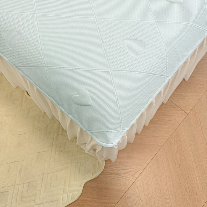 91家纺网 家纺一手货源 找家纺 布卢姆床垫 2025新款A类PE乙纶冰豆豆凉席床裙款 菱格爱心