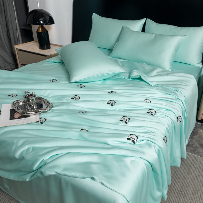 91家纺网 家纺一手货源 找家纺 梦镜家纺 2025新款A类水洗真丝夏被四件套-熊猫 熊猫水绿