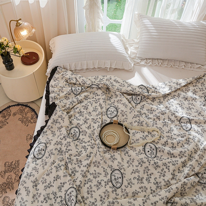 91家纺网 家纺一手货源 找家纺 薇玛仕 2025新款韩版宽边水洗棉大豆夏被赫本风亲肤柔软夏季薄被子 赫本-镜中花
