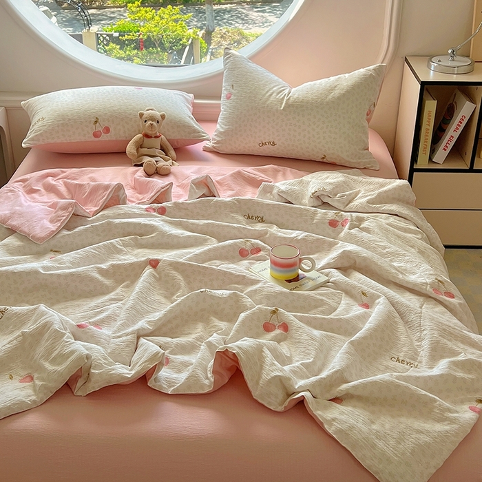 91家纺网 家纺一手货源 找家纺 金梦拉家纺 2025新款A类提花纱布双层纱夏被四件套 夏被-樱桃