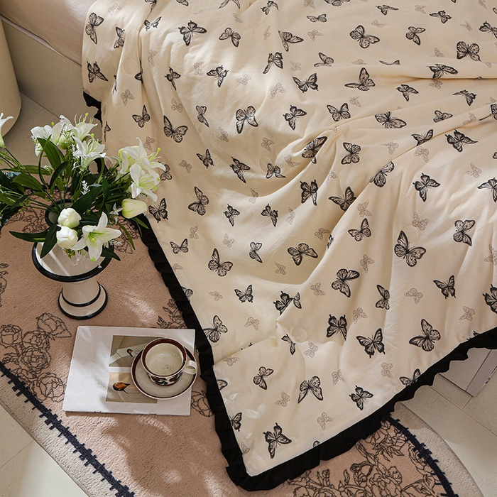 91家纺网 家纺一手货源 找家纺 薇玛仕 2025新款韩版宽边水洗棉大豆夏被赫本风亲肤柔软夏季薄被子 赫本-蝴蝶