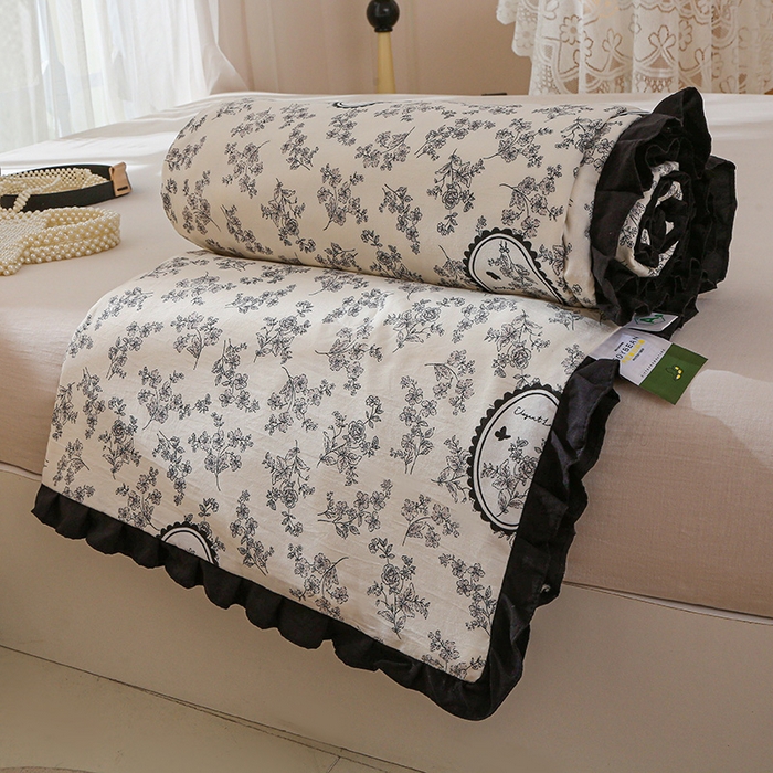 91家纺网 家纺一手货源 找家纺 薇玛仕 2025新款韩版宽边水洗棉大豆夏被赫本风亲肤柔软夏季薄被子 赫本-镜中花