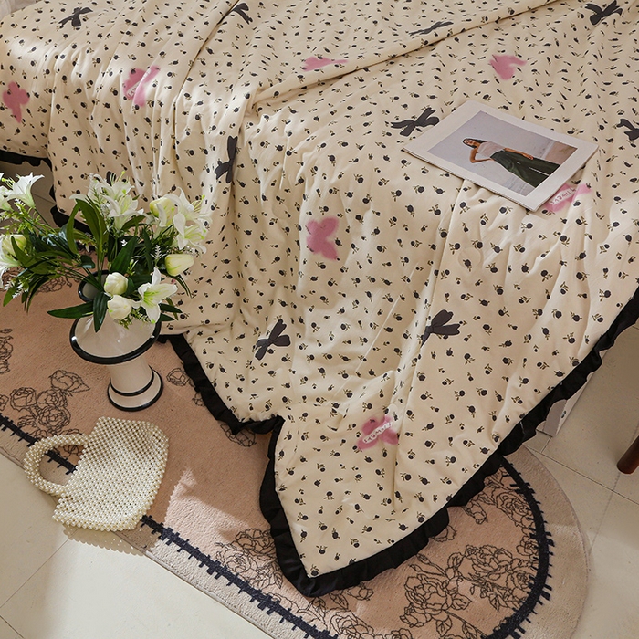 91家纺网 家纺一手货源 找家纺 薇玛仕 2025新款韩版宽边水洗棉大豆夏被赫本风亲肤柔软夏季薄被子 赫本-蝴蝶花