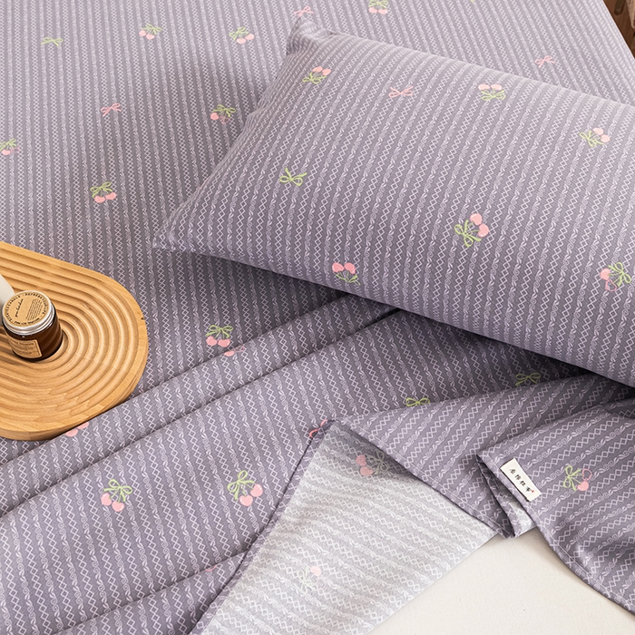 91家纺网 家纺一手货源 找家纺 芃成家纺 2025新款加厚老粗布床单 爱心樱桃