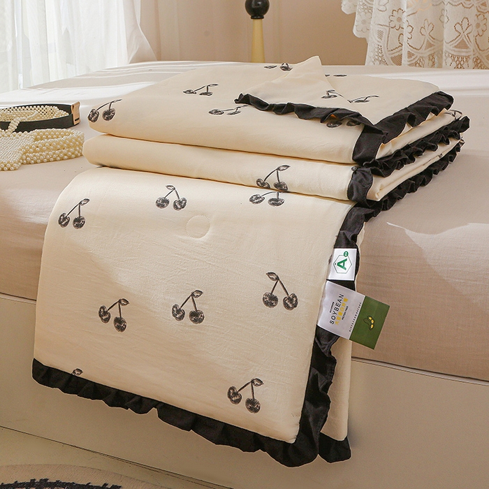 91家纺网 家纺一手货源 找家纺 薇玛仕 2025新款韩版宽边水洗棉大豆夏被赫本风亲肤柔软夏季薄被子 赫本-小樱桃