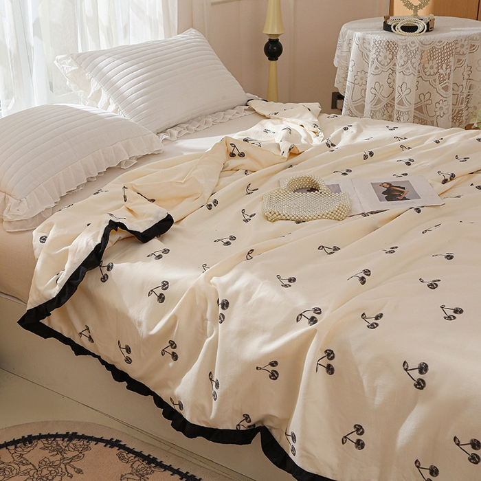 91家纺网 家纺一手货源 找家纺 薇玛仕 2025新款韩版宽边水洗棉大豆夏被赫本风亲肤柔软夏季薄被子 赫本-小樱桃