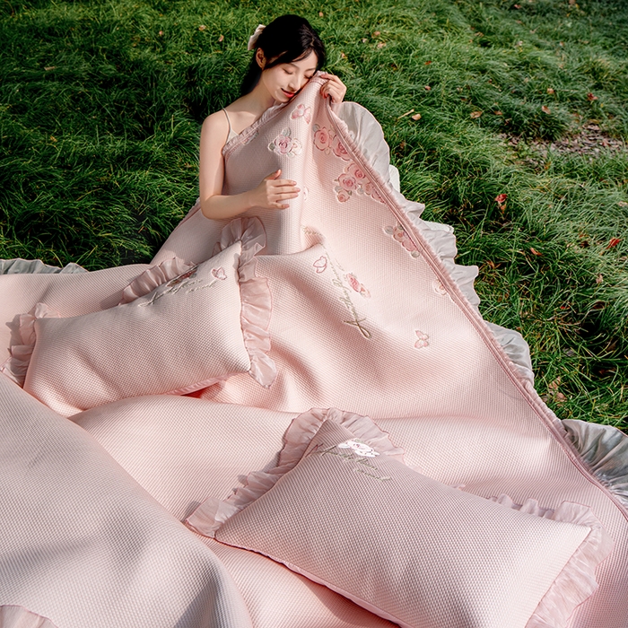 91家纺网 家纺一手货源 找家纺 禾时 2025新款高端A类母婴级加密加厚450g品牌凉感丝啵啵面料床盖三件套夹棉床单 樱花粉