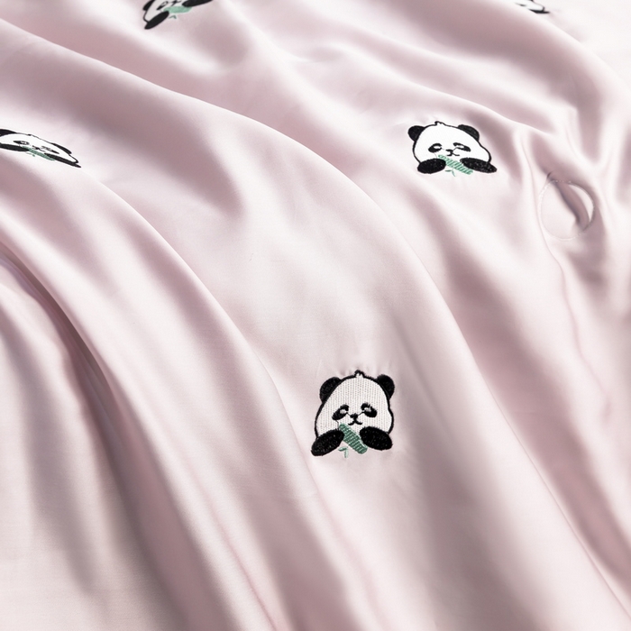 91家纺网 家纺一手货源 找家纺 梦镜家纺 2025新款A类水洗真丝夏被四件套-熊猫 熊猫紫色