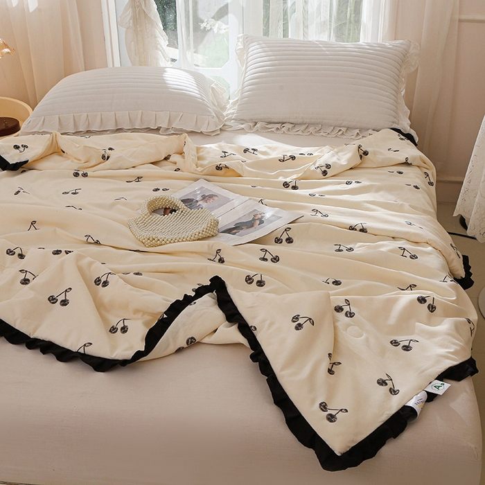 91家纺网 家纺一手货源 找家纺 薇玛仕 2025新款韩版宽边水洗棉大豆夏被赫本风亲肤柔软夏季薄被子 赫本-小樱桃