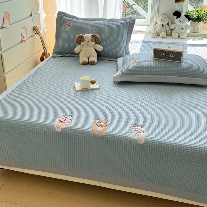 91家纺网 家纺一手货源 找家纺 萌飞 2025新款乙纶PE中分子华夫格凉豆豆凉席 中分子PE凉豆豆凉席-欢乐熊-时尚蓝【平铺款】