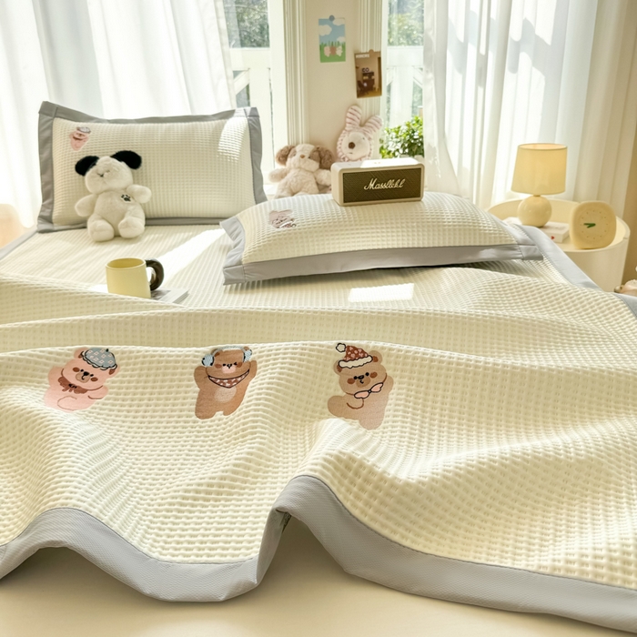 91家纺网 家纺一手货源 找家纺 萌飞 2025新款乙纶PE中分子华夫格凉豆豆凉席 中分子PE凉豆豆凉席-欢乐熊-米白【平铺款】