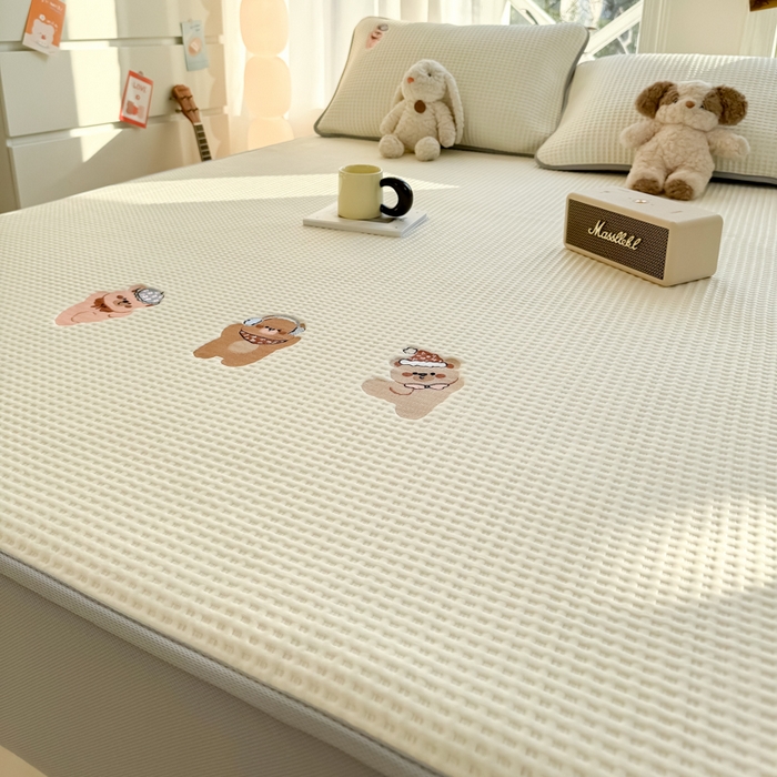 91家纺网 家纺一手货源 找家纺 萌飞 2025新款乙纶PE中分子华夫格凉豆豆凉席 中分子PE凉豆豆凉席-欢乐熊-米白【床笠款】