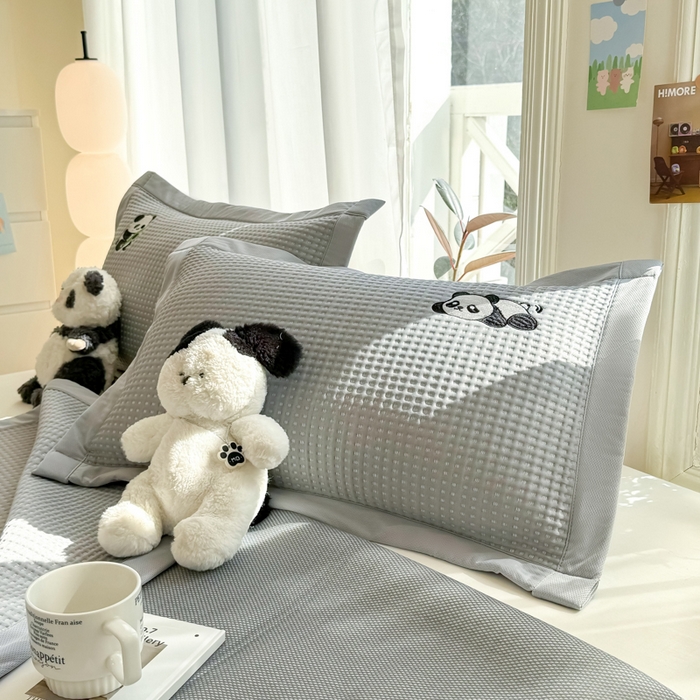 91家纺网 家纺一手货源 找家纺 萌飞 2025新款乙纶PE中分子华夫格凉豆豆凉席 中分子PE凉豆豆凉席-快乐熊猫-灰【平铺款】