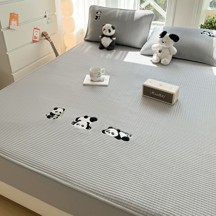 91家纺网 家纺一手货源 找家纺 萌飞 2025新款乙纶PE中分子华夫格凉豆豆凉席 中分子PE凉豆豆凉席-快乐熊猫-灰【床笠款】