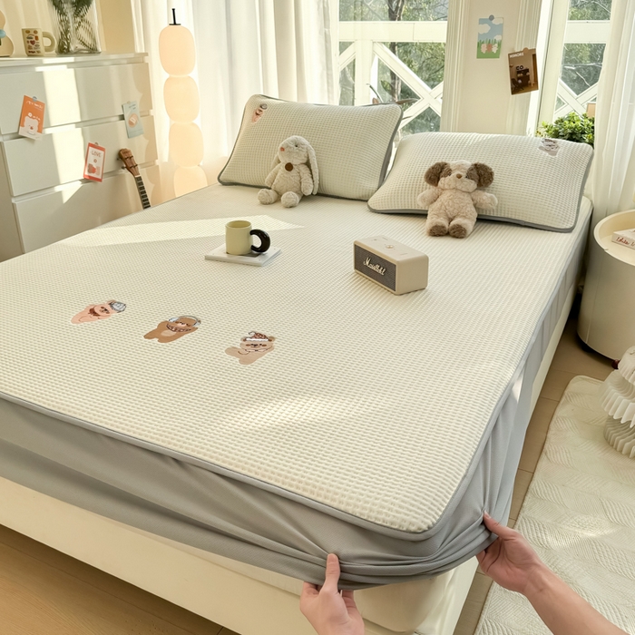 91家纺网 家纺一手货源 找家纺 萌飞 2025新款乙纶PE中分子华夫格凉豆豆凉席 中分子PE凉豆豆凉席-欢乐熊-米白【床笠款】