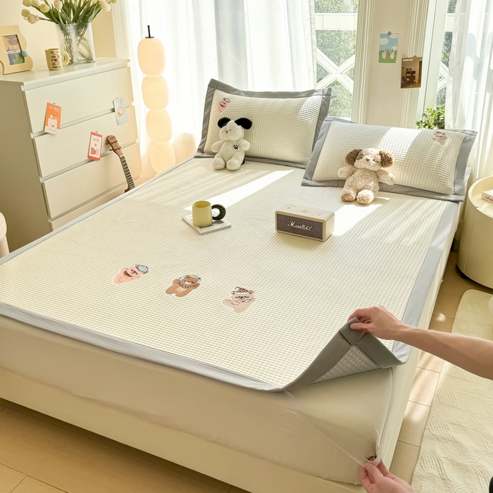 91家纺网 家纺一手货源 找家纺 萌飞 2025新款乙纶PE中分子华夫格凉豆豆凉席 中分子PE凉豆豆凉席-欢乐熊-米白【平铺款】