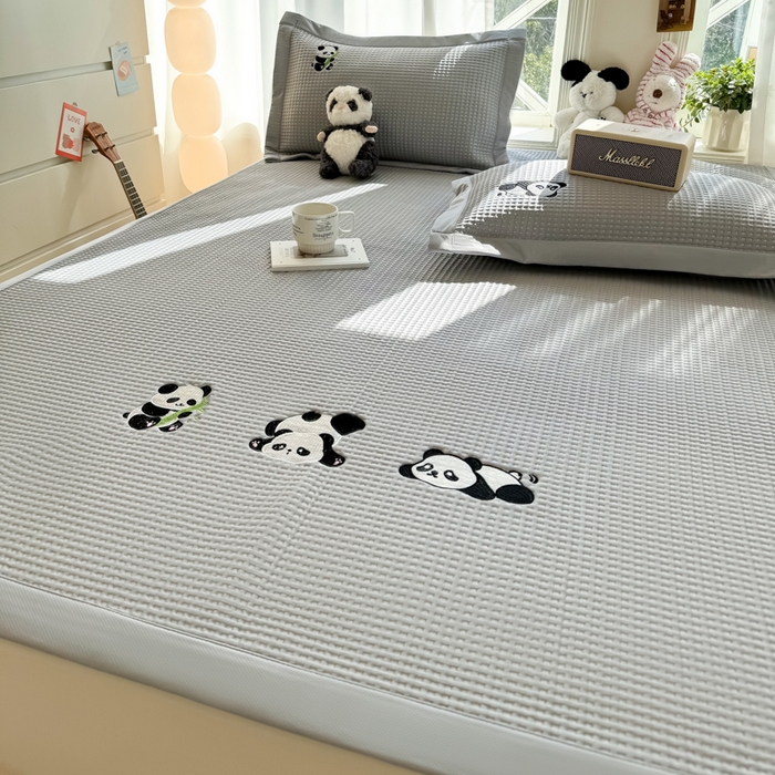 91家纺网 家纺一手货源 找家纺 萌飞 2025新款乙纶PE中分子华夫格凉豆豆凉席 中分子PE凉豆豆凉席-快乐熊猫-灰【平铺款】