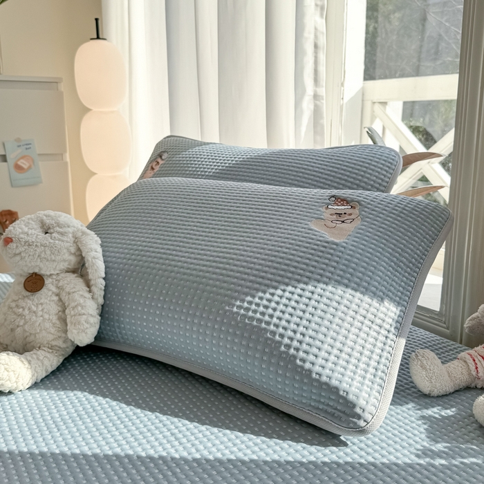 91家纺网 家纺一手货源 找家纺 萌飞 2025新款乙纶PE中分子华夫格凉豆豆凉席 中分子PE凉豆豆凉席-欢乐熊-时尚蓝【床笠款】