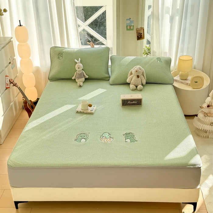 91家纺网 家纺一手货源 找家纺 萌飞 2025新款乙纶PE中分子华夫格凉豆豆凉席 中分子PE凉豆豆凉席-调皮小恐龙-果绿【床笠款】