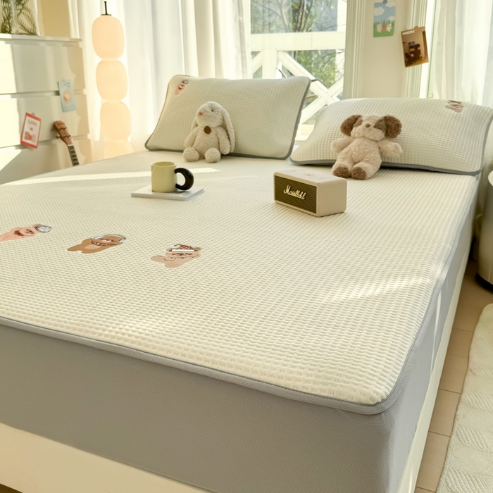 91家纺网 家纺一手货源 找家纺 萌飞 2025新款乙纶PE中分子华夫格凉豆豆凉席 中分子PE凉豆豆凉席-欢乐熊-米白【床笠款】