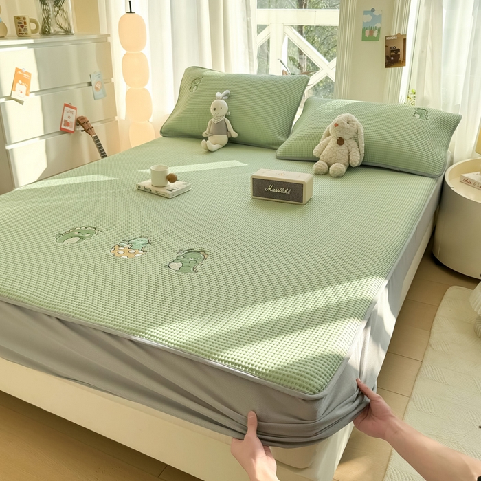 91家纺网 家纺一手货源 找家纺 萌飞 2025新款乙纶PE中分子华夫格凉豆豆凉席 中分子PE凉豆豆凉席-调皮小恐龙-果绿【床笠款】