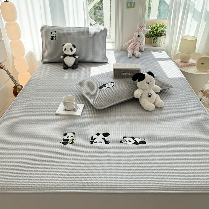 91家纺网 家纺一手货源 找家纺 萌飞 2025新款乙纶PE中分子华夫格凉豆豆凉席 中分子PE凉豆豆凉席-快乐熊猫-灰【床笠款】