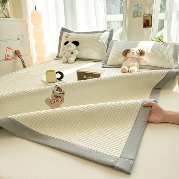 91家纺网 家纺一手货源 找家纺 萌飞 2025新款乙纶PE中分子华夫格凉豆豆凉席 中分子PE凉豆豆凉席-欢乐熊-米白【平铺款】