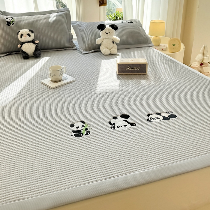 91家纺网 家纺一手货源 找家纺 萌飞 2025新款乙纶PE中分子华夫格凉豆豆凉席 中分子PE凉豆豆凉席-快乐熊猫-灰【平铺款】