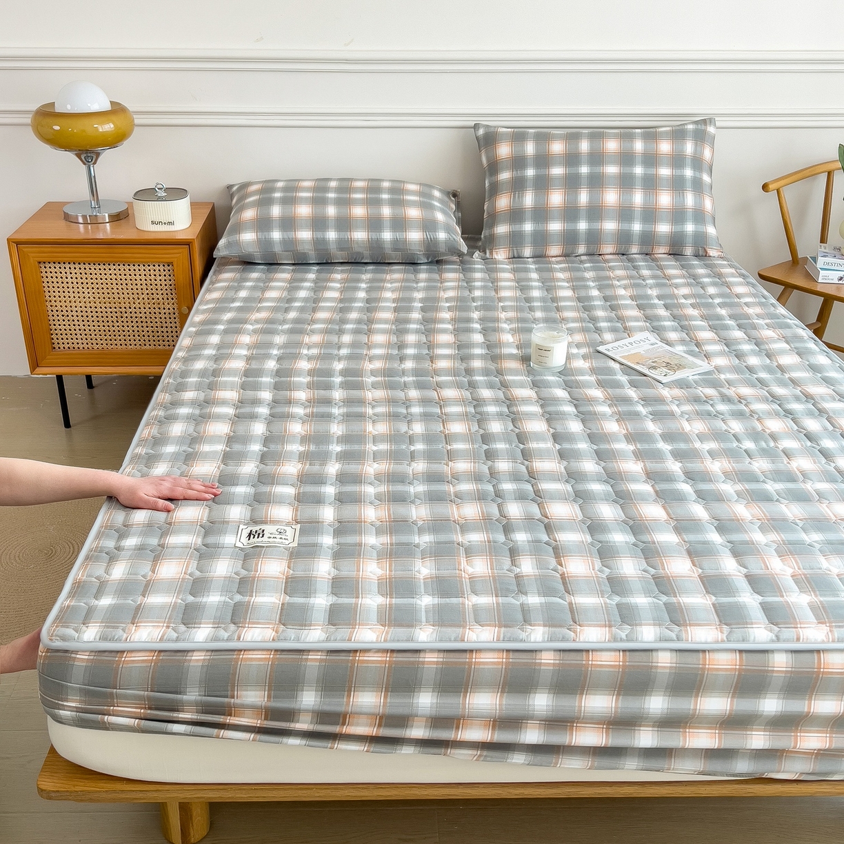 91家纺网 家纺一手货源 找家纺 蕾诺家纺 2025新款新疆棉花夹棉床垫床笠保护套 三分灰格