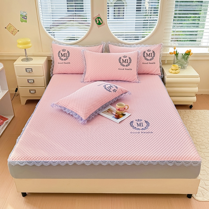 91家纺网 家纺一手货源 找家纺 莉莉安家纺 2025新款禾风系列工艺款凉豆豆凉席床笠款三件套单件 禾风-粉（床笠款）