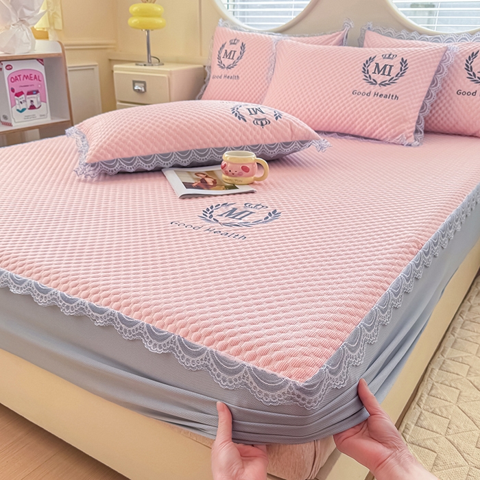 91家纺网 家纺一手货源 找家纺 莉莉安家纺 2025新款禾风系列工艺款凉豆豆凉席床笠款三件套单件 禾风-粉（床笠款）