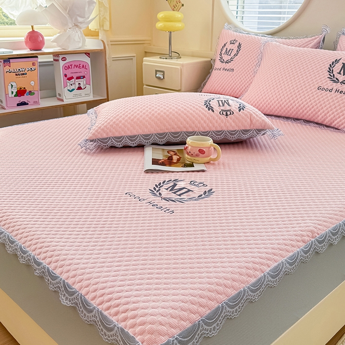 91家纺网 家纺一手货源 找家纺 莉莉安家纺 2025新款禾风系列工艺款凉豆豆凉席床笠款三件套单件 禾风-粉（床笠款）