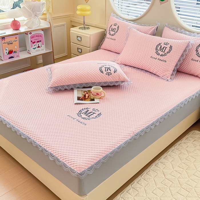 91家纺网 家纺一手货源 找家纺 莉莉安家纺 2025新款禾风系列工艺款凉豆豆凉席床笠款三件套单件 禾风-粉（床笠款）