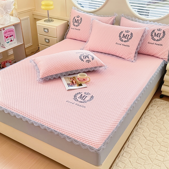 91家纺网 家纺一手货源 找家纺 莉莉安家纺 2025新款禾风系列工艺款凉豆豆凉席床笠款三件套单件 禾风-粉（床笠款）