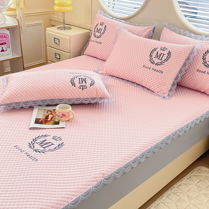 91家纺网 家纺一手货源 找家纺 莉莉安家纺 2025新款禾风系列工艺款凉豆豆凉席床笠款三件套单件 禾风-粉（床笠款）