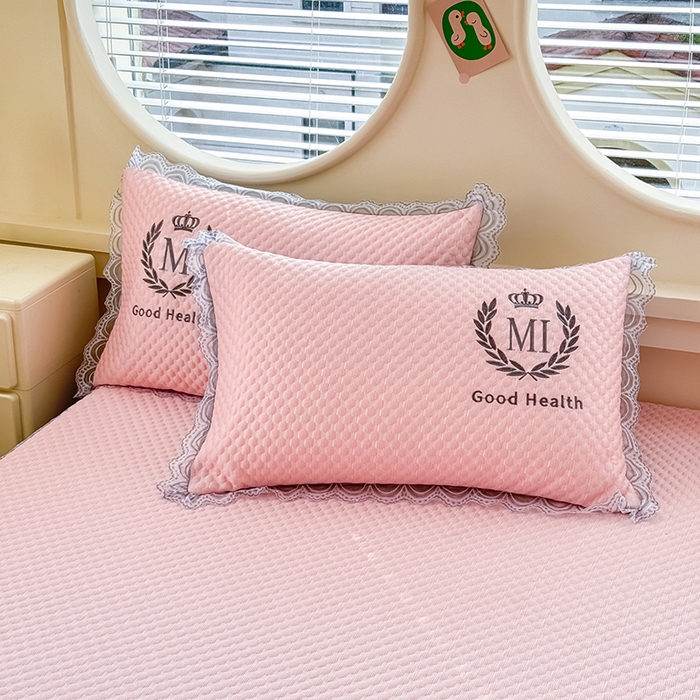 91家纺网 家纺一手货源 找家纺 莉莉安家纺 2025新款禾风系列工艺款凉豆豆凉席床笠款三件套单件 禾风-粉（床笠款）