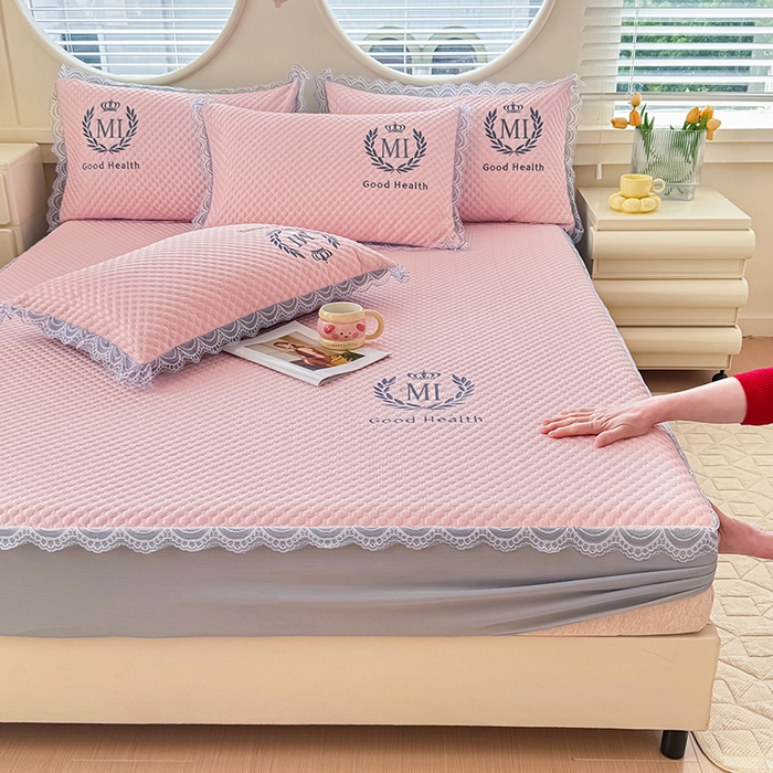 91家纺网 家纺一手货源 找家纺 莉莉安家纺 2025新款禾风系列工艺款凉豆豆凉席床笠款三件套单件 禾风-粉（床笠款）