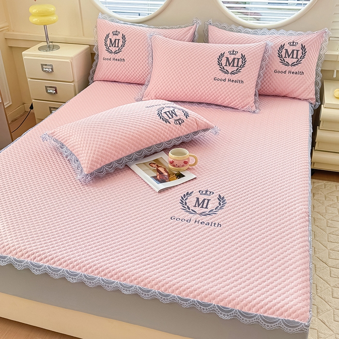 91家纺网 家纺一手货源 找家纺 莉莉安家纺 2025新款禾风系列工艺款凉豆豆凉席床笠款三件套单件 禾风-粉（床笠款）