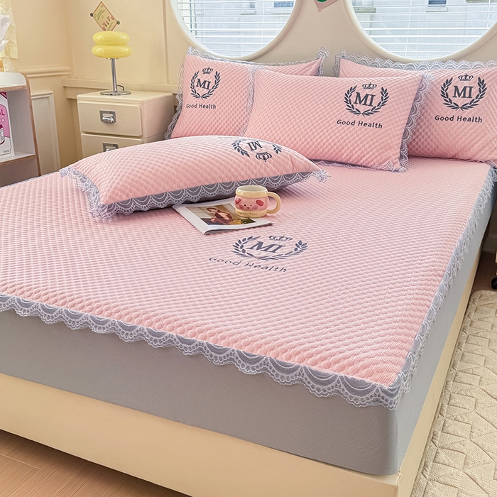 91家纺网 家纺一手货源 找家纺 莉莉安家纺 2025新款禾风系列工艺款凉豆豆凉席床笠款三件套单件 禾风-粉（床笠款）