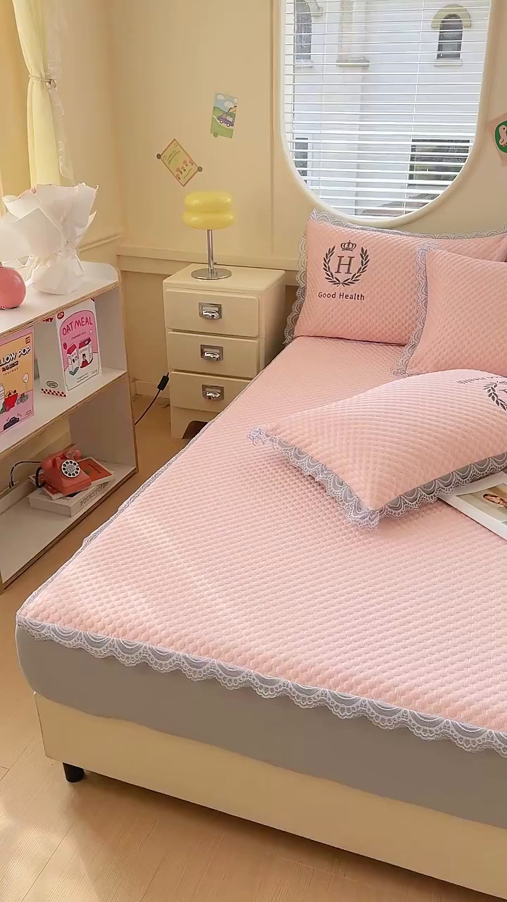 91家纺网 家纺一手货源 找家纺 莉莉安家纺 2025新款禾风系列工艺款凉豆豆凉席床笠款三件套单件 禾风-粉（床笠款）