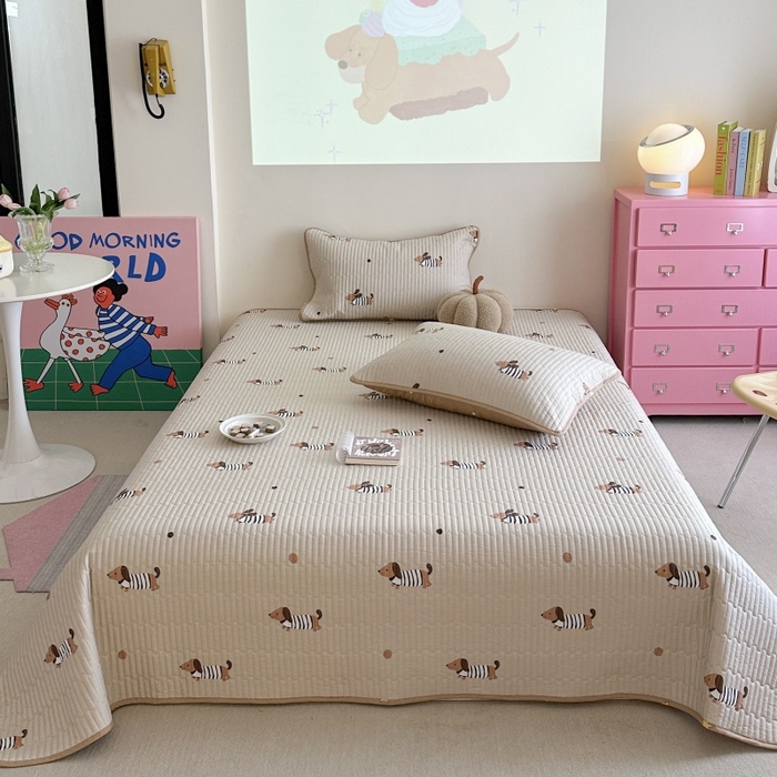 91家纺网 家纺一手货源 找家纺 琳可家居 2025新款13070印花款双面全棉全棉床盖 腊肠狗