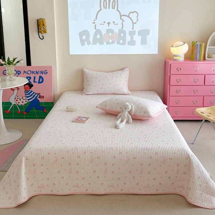 91家纺网 家纺一手货源 找家纺 琳可家居 2025新款13070印花款双面全棉全棉床盖 粉兔花语