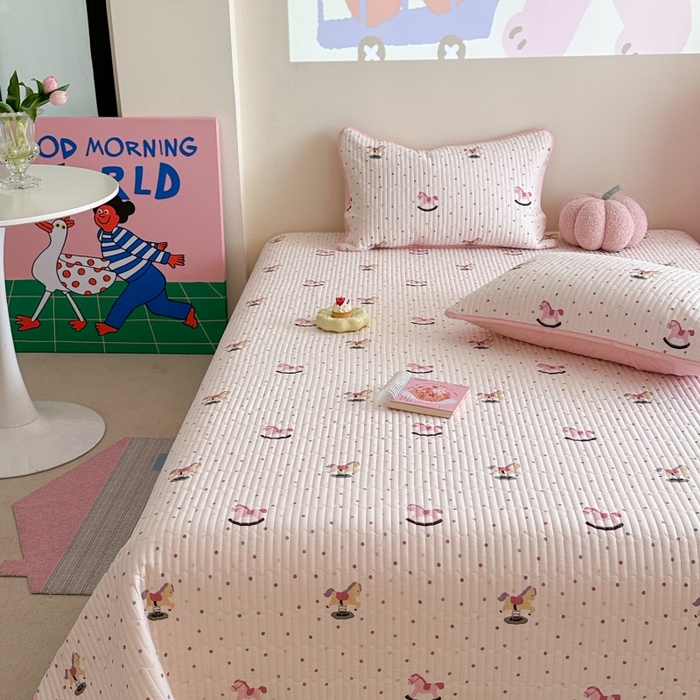 91家纺网 家纺一手货源 找家纺 琳可家居 2025新款13070印花款双面全棉全棉床盖 小木马