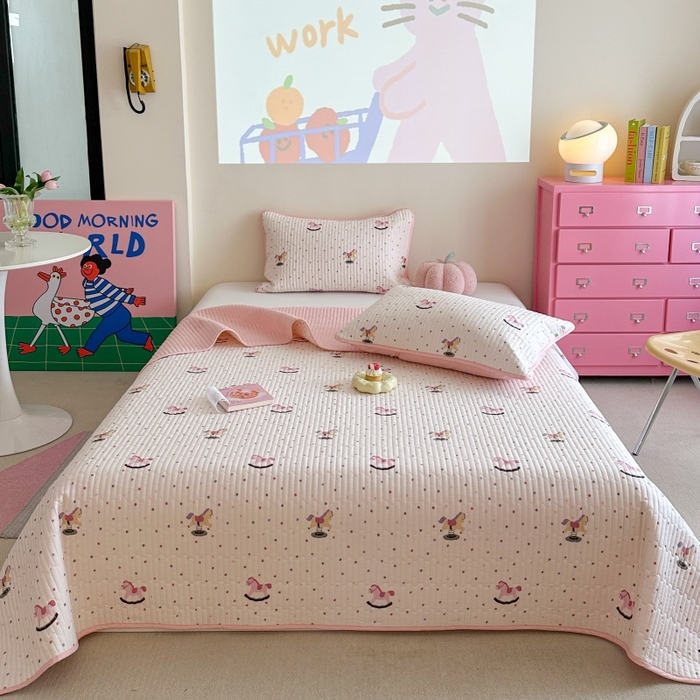 91家纺网 家纺一手货源 找家纺 琳可家居 2025新款13070印花款双面全棉全棉床盖 小木马