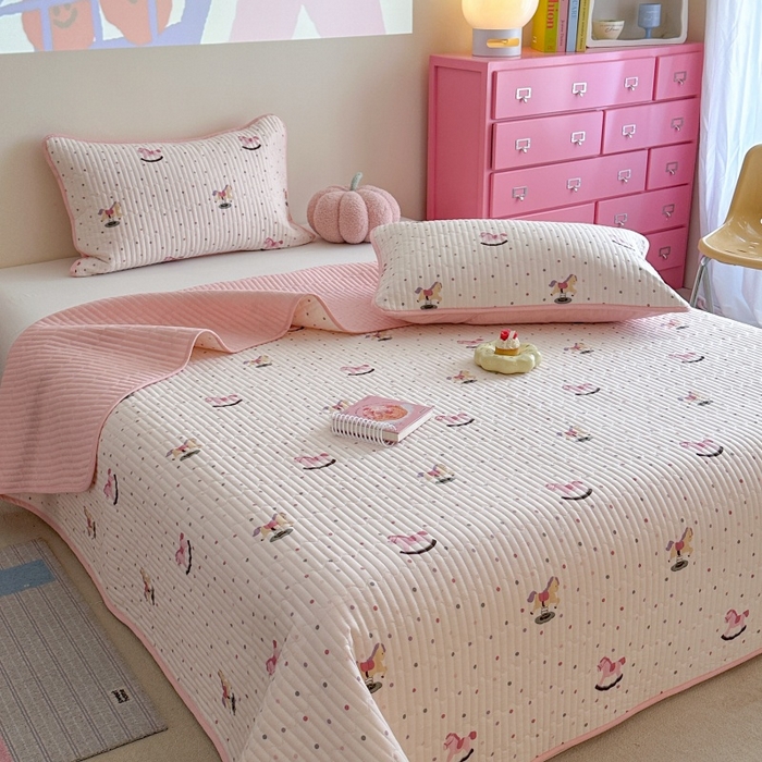 91家纺网 家纺一手货源 找家纺 琳可家居 2025新款13070印花款双面全棉全棉床盖 小木马